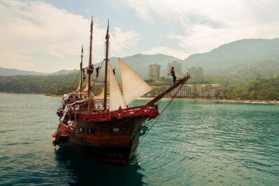 Incredible Nightly Pirate Show in the Bay of Puerto Vallarta - Live Music + the Drunken Pirate Show: The First Big Hit