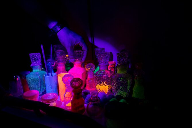 Live Art Experience by Abdallahy - What’s included: quartz, wine, snacks, and 4D glasses