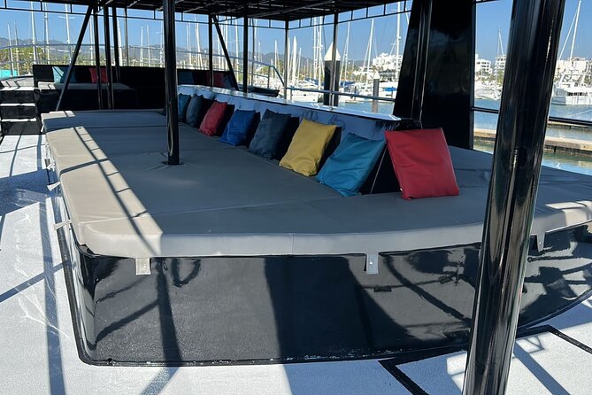 Private Yacht Charter ChicaFUN 2 Waterslides All Inclusive - All-inclusive isn’t just a buzzword here: open bar and snacks