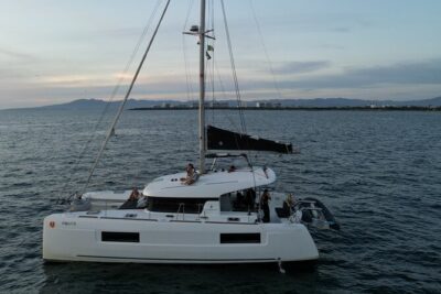 Puerto Vallarta: Coast & Fun 4h All Inclusive on 40' Lagoon - Chef-run a la carte lunch plus unlimited premium drinks