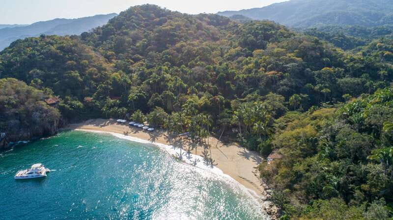 Puerto Vallarta: Luxury Yacht Tour with Lunch and Open Bar - Onboard size and the vibe: around 25 or closer to 50